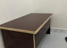 طاولة خشبية صغيرة