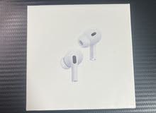 سمعات Air pods pro 2 مع جلد احطياتي و شاحن و كل محتويات البوكس التي تاتي به