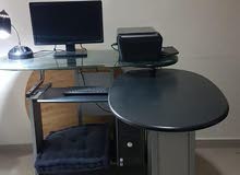مكتب وكمبيوتر مكتبي وطابعة