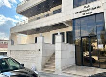 شقة ارضي للايجار 4 نوم بمساحة 225 متر مربع و ترس كبير. الشقة حديثة فاخرة بموقع راقي مميز و عائلي.