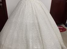 فستان زفاف أبيض - قماش تركي - استعمال ساعتين فقط - للبيع بنصف السعر - مع الملحقات (طرحة + كأب)