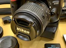 كاميرا نيكون 5100 مع عدسه نيكون وبتري جرب