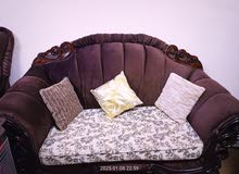 طقم كنب 7 مقاعد لون بني وبيج بحاله جيده جدا مع قرن