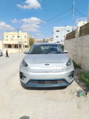 سيارة كيا نيرو EV 2020 كهربائية فضي بحالة ممتازة مرخصة مع للبدل على نيسان ليف مرخصه لغايه 2027/6/