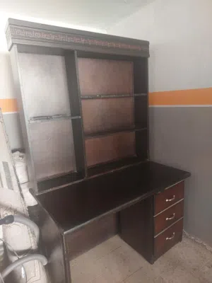 طاولة مكتب مستعملة للبيع