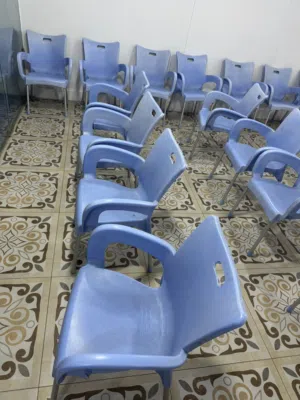 25  حبة _كراسي بلاستيك  علي دينار ونص