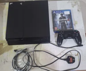 Ps4 fat مستعمل مع يد جديده و لعبة Uncharted 4