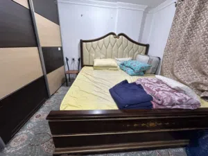 عرفة نوم للبيع كاملة خزانة وسرير وتسريحة