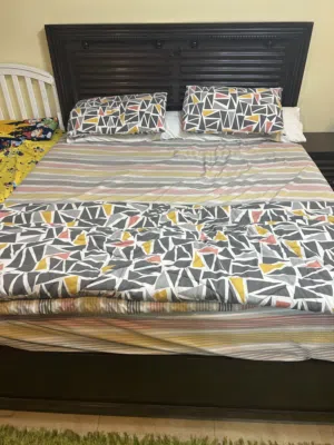 للبيع سرير بحاله ممتازه مع مرتبه مغلفه من الاتربه والغبار