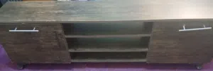 ديكور خشبي للشاشة بحالة ممتازة شبه جديد للبيع