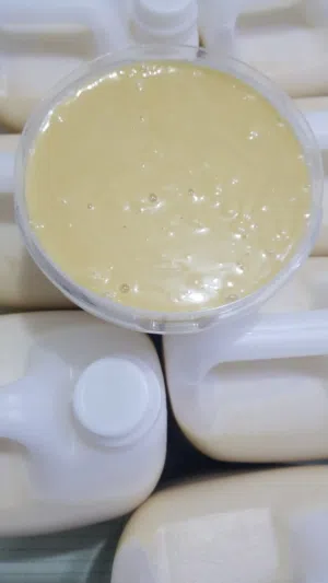 مكتــــب عماد حجر لأفخر انواع العسل اليمني بالجملة.