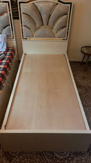 تخت مفرد بيج أنيق بتصميم فاخر بخطوط ذهبية مع فرشة بحالة ممتازة