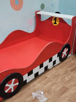 سرير أطفال نظيف