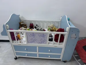 سرير طفل + باب خشب للبيع