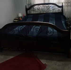تخت  خشب ثقيل نوع  قديم مزوج للبيع