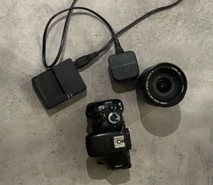 كاميرا كانون 600d ممتازة مع عدسة زووم  200mm وشاحن