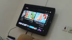 شاشة سامسونج 32 بوصة عادية ليست سمارت معها جهاز يحولها سمارت