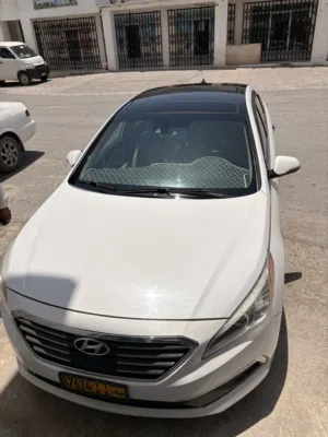 2015 Hyundai Sonata Limited Sedan with Leather Interior and Modern Features