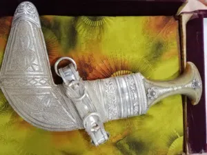 خنجر عماني (صناعة صورية) اصلي فضة والنصله حديد قاطع والقرن زراف افريقي قابل لل