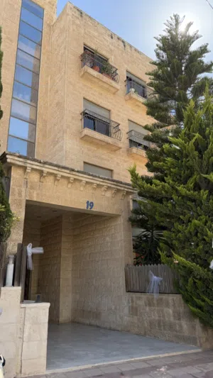 شقة مميزة بضاحية الرشيد منطقة سكنية هادية قرب مجمع خدمي ، بيع من المالك نفسه و السعر قابل للتفاوض