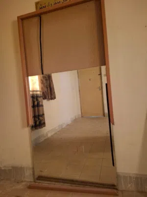 مرايه تعليق إطارها مكسور