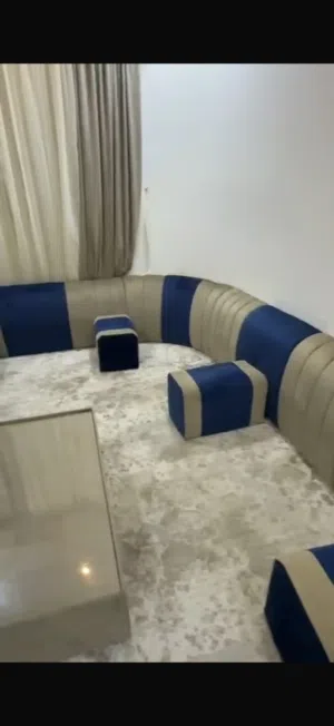 جلسة ارضية مع زولية و طاولة