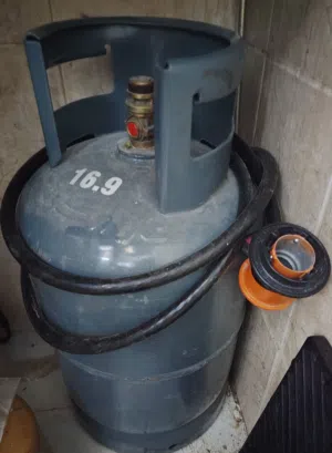 للبيع انبوبه غاز ومنظم و خرطوم  الانبوبه مليانه غاز