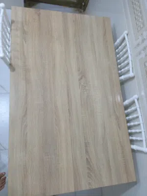 طاولة طعام مع أربع كراسي