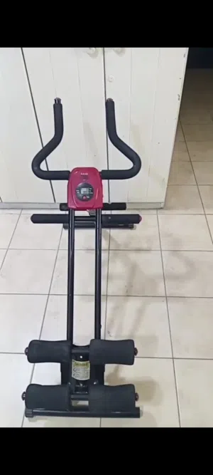 هذا جهاز تمارين بطن عمودي (Ab Vertical Shaper Machine)، وهو مصمم لتقوية عضلات البطن والخصر والظهر.