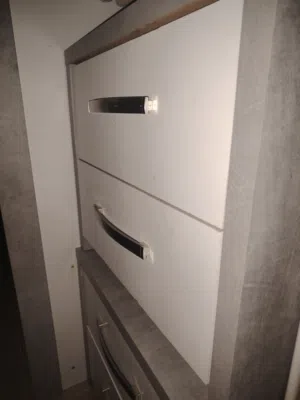 غرفة نوم متكاملة بجميع الملحقات مع شاشه تلفزيون