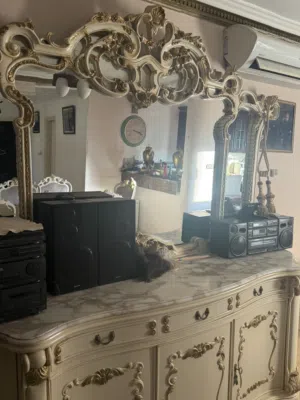 سفرة تسعة كراسي بالنيس بتاعها