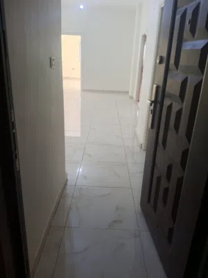 شقه ارضية للايجار في حي نزال الذراع الشرقي 3 غرف نوم وصالون كبير وصاله معيشه واسعه وحمامين وبلكونه