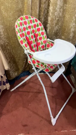 كرسى طعام ماذركير شبه جديد خفيف الوزن Mothercare lightweight, like-new dining chair