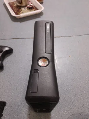 السلام عليكم شباب عندي جهاز إكس بوكس 360 سليم (Xbox 360 Slim) أسود  نظيف جدا  وبحالة ممتازة (أ