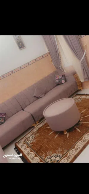 كنب حرف L شبه جديد مع ستاره وطاوله بسعر حلو