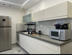 مطبخ للبيع الطول 340 سم والعرض 62 سم مع غاز بلاطة وفرن beko