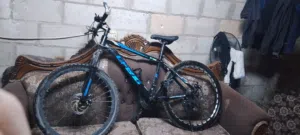 بسكليت جنط 26 موجود في الزرقاء الجديدة جبل المغير البسكليت فش فيه ولا اشي بس بده عيار نهايته 23 دينا