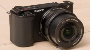 كاميرا Sony ZV-E10 مع عدسة  نظيفة جداً  مناسبة لليوتيوب