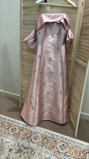 للبيع ملابس سهره استعمال خفيف جدا جدا جدا كل قطعة لها مقاس وسعر مختلف جدا حلوين واسعار رمزيه رجاء ال