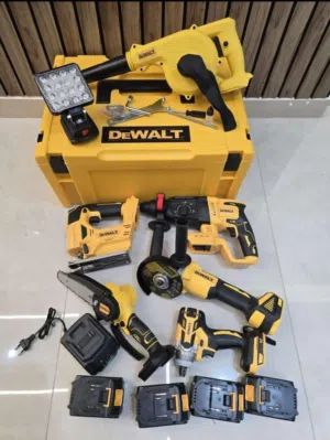 طقم DeWALT الأصلي وصل   طقم احترافي شامل: – منفاخ هواء   – منشار جنزير   – شاكوش كهربائي   – دريل