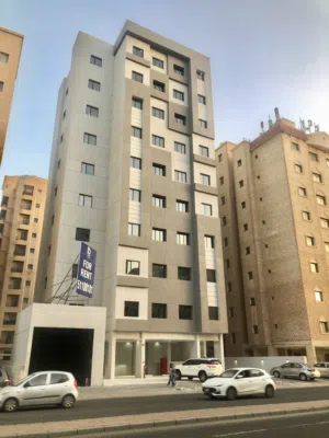 للإيجار محل + أدوار تجارية (على شارع رئيسي المغيرة)