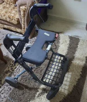 ووكر بعجلات (روليتور) طبي مستعمل ( مرات قليلة ) بحالة ممتازة جداً