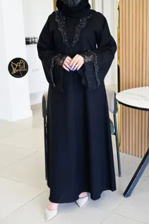 تألقي بإطلالة ناعمة وفخمة مع هذي العباية الراقية، تصميم يجمع بين الفخامة والهدوء بأسلوب أنثوي أنيق