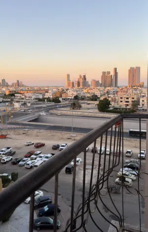 شقة بحولي لمدة 2 شهرين متاحة من 15/ 6  وحتى 15/ 8  قطعة 5 على شارع القاهرة بجوار دوار صادق والغانم