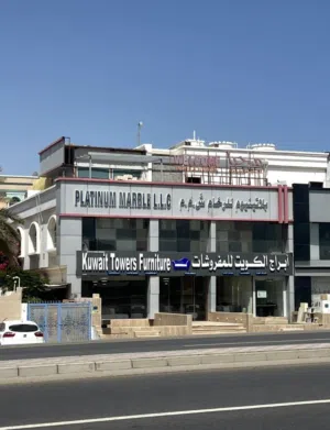 معرض مميز للأيجار في العذيبة في الطابق الاول