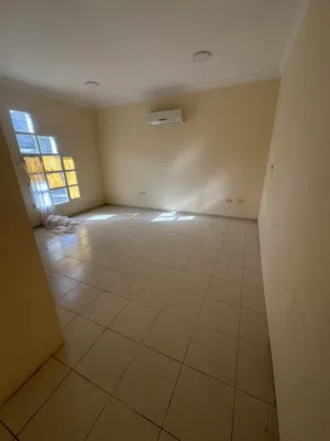 For rent  استوديو غرفه وحمام ومطبخ شامل الفواتير قريب الخدمات السكوير الخوض السادسه