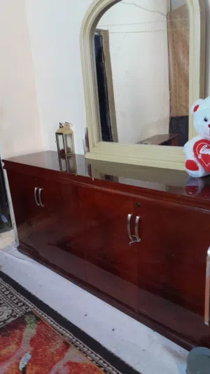 خزانه مع تسريحه جميله ونظيفه بحاله ممتازه