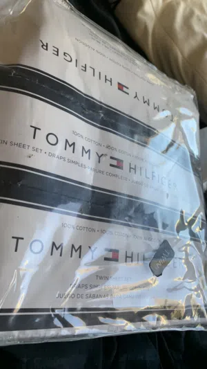 للبيع طقم شراشف مفرد  (أصلي جديد كليًا لم يستخدم)من Tommy Hilfiger – قياس Twin مفرد قطن 100%
