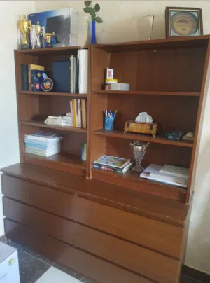 وحدة أدرج سفلية وحدتين رفوف علوية
