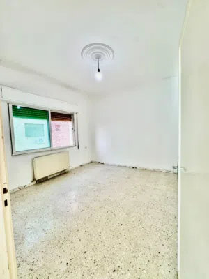 شقه طابق رابع مساحه 135متر يوجد مصعد مطبخ راكب جوايكو تدفئه مركزيه